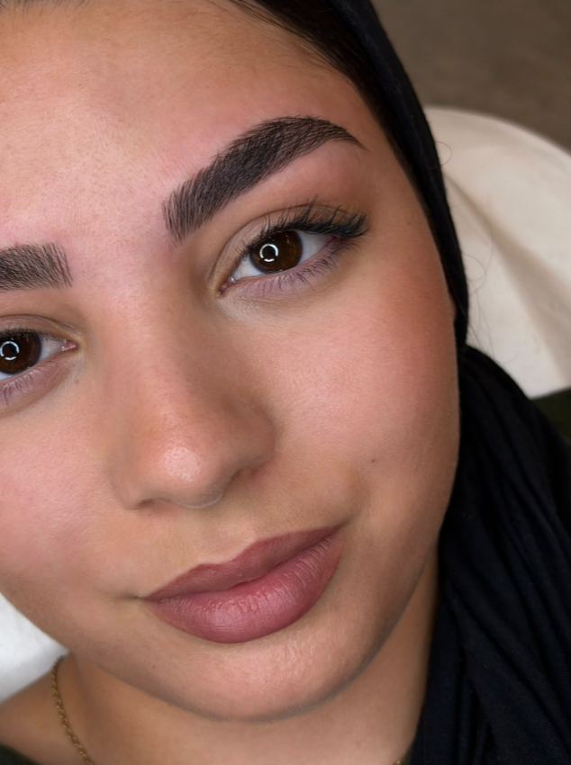 Cejas laminadas y micropigmentación de labios