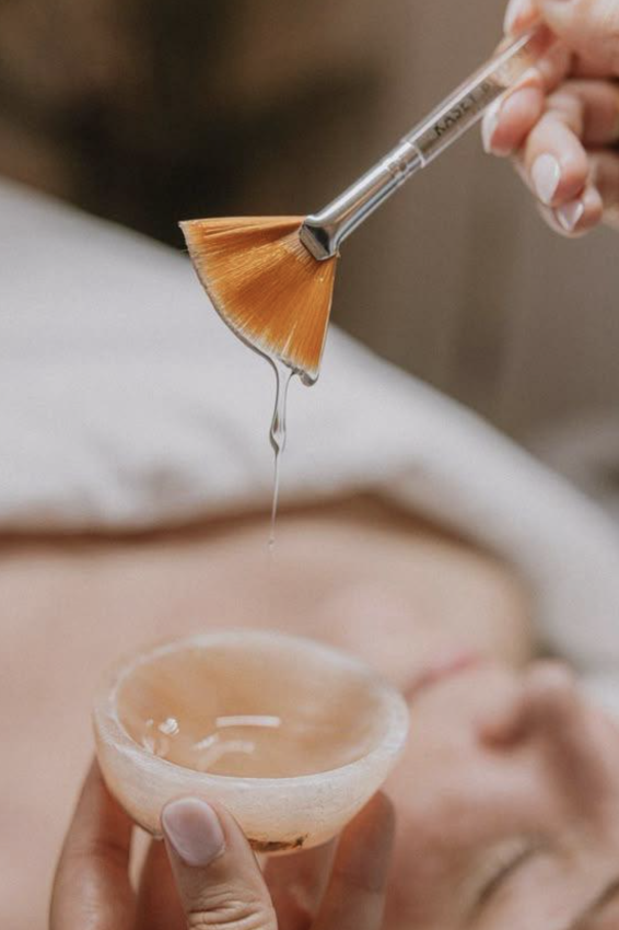 Tratamiento facial con brocha
