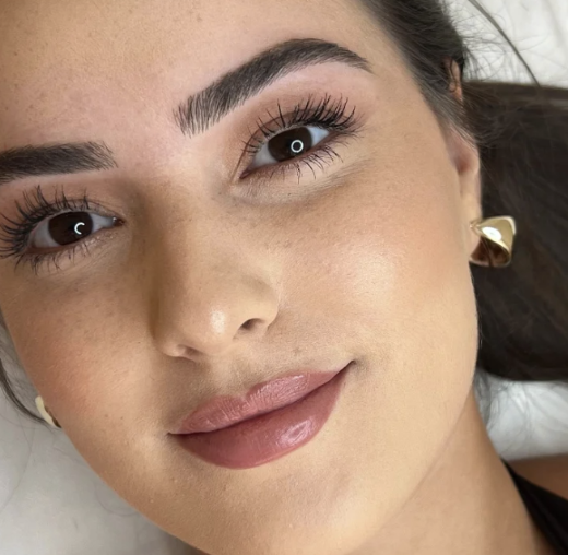 Resultado de belleza facial con cejas y labios cuidados