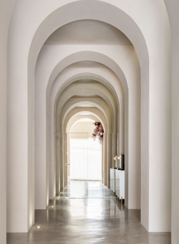Pasillo con arcos de la clínica