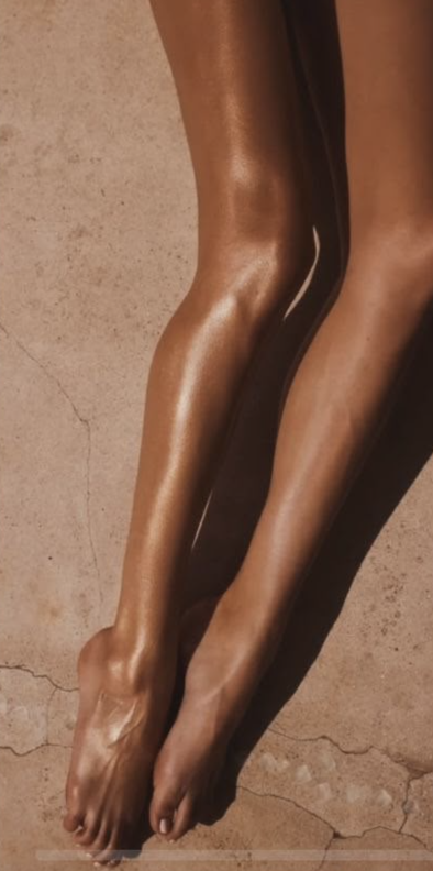 Piel bronceada y luminosa tras bronceado corporal