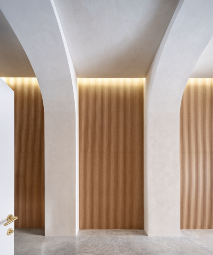 Arcos con paneles de madera en la clínica