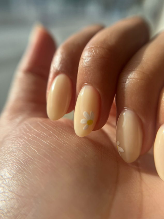Manicura nude con decoración de margaritas