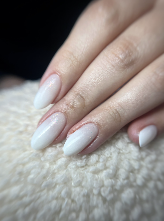 Manicura degradada blanco nacarado