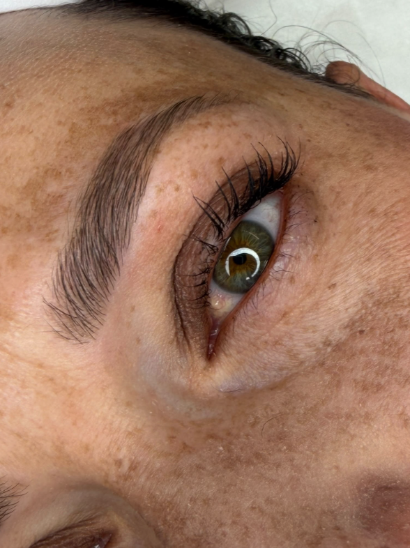 Cejas laminadas y pestañas con lifting