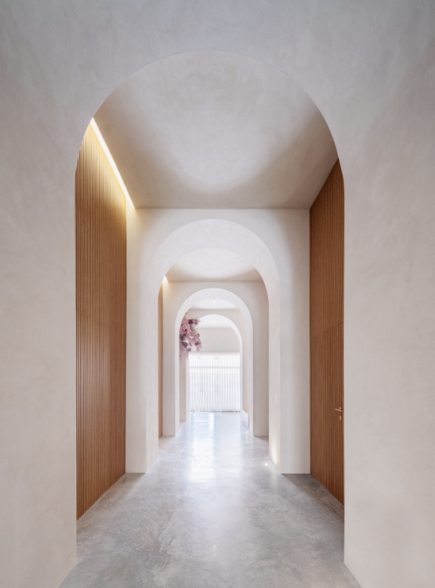 Pasillo con arcos de la clínica