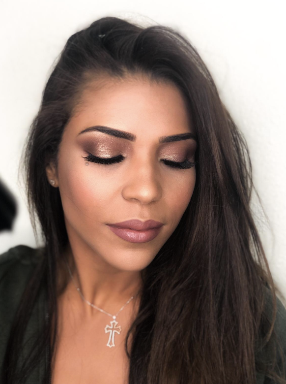 Maquillaje profesional con ojos ahumados dorados