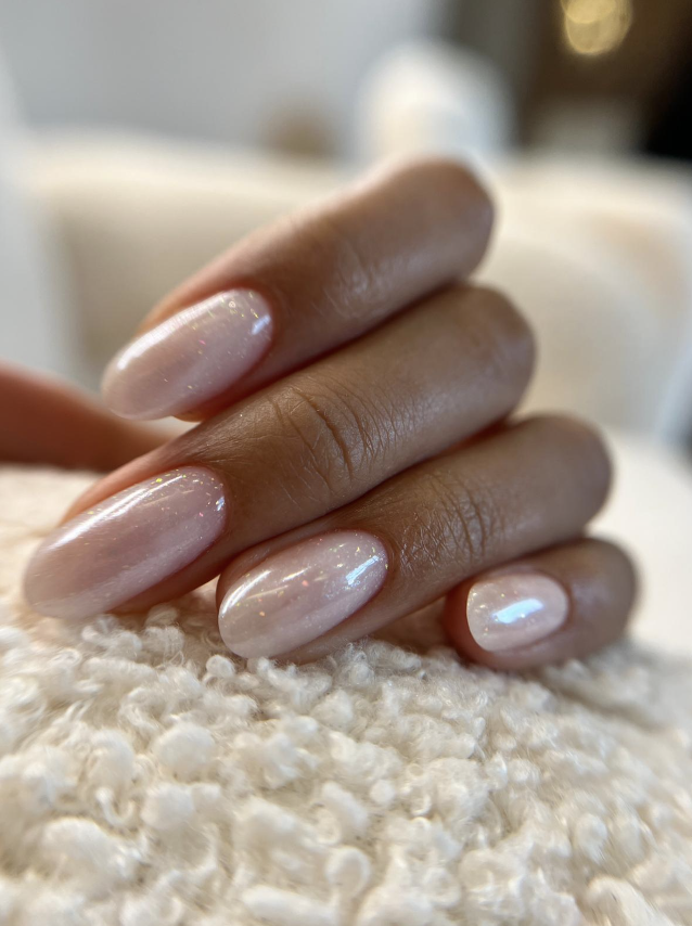 Manicura con acabado brillante nacarado