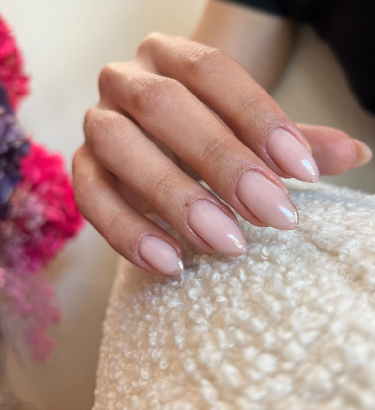 Manicura nude rosada de acabado natural